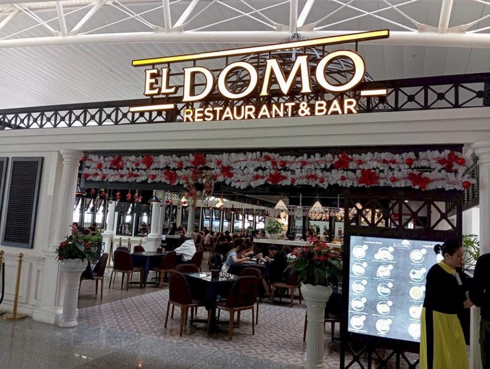 It offers a fusion of Western and Vietnamese cuisines, making it a popular choice for travelers seeking a comfortable and diverse meal experience before their flight